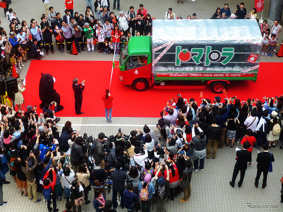 熊本発東京行きトマト畑「トマトラ」が1200kmを走破し無事ゴール。東京・パレットタウンには、くまモンや蒲島郁夫県知事、エスパー伊東が出迎えた
