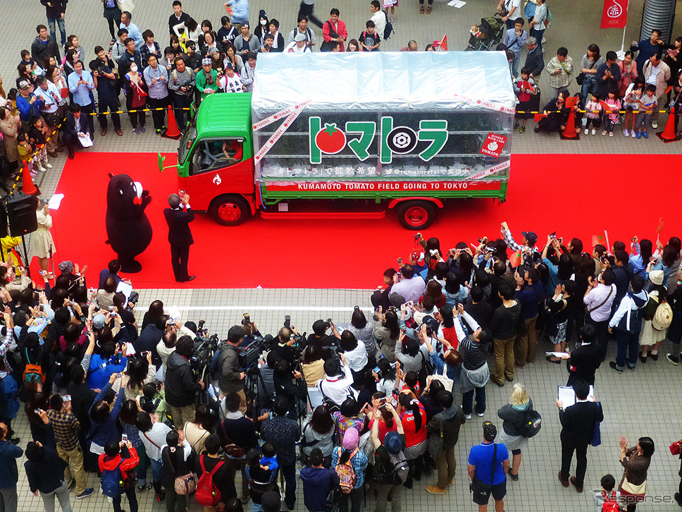 熊本発東京行きトマト畑「トマトラ」が1200kmを走破し無事ゴール。東京・パレットタウンには、くまモンや蒲島郁夫県知事、エスパー伊東が出迎えた