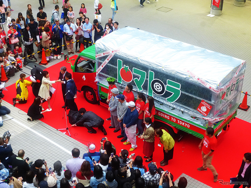 熊本発東京行きトマト畑「トマトラ」が1200kmを走破し無事ゴール。東京・パレットタウンには、くまモンや蒲島郁夫県知事、エスパー伊東が出迎えた