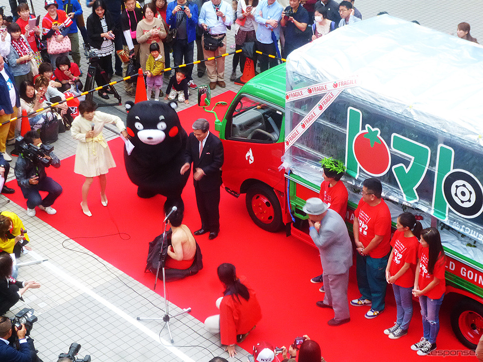 熊本発東京行きトマト畑「トマトラ」が1200kmを走破し無事ゴール。東京・パレットタウンには、くまモンや蒲島郁夫県知事、エスパー伊東が出迎えた