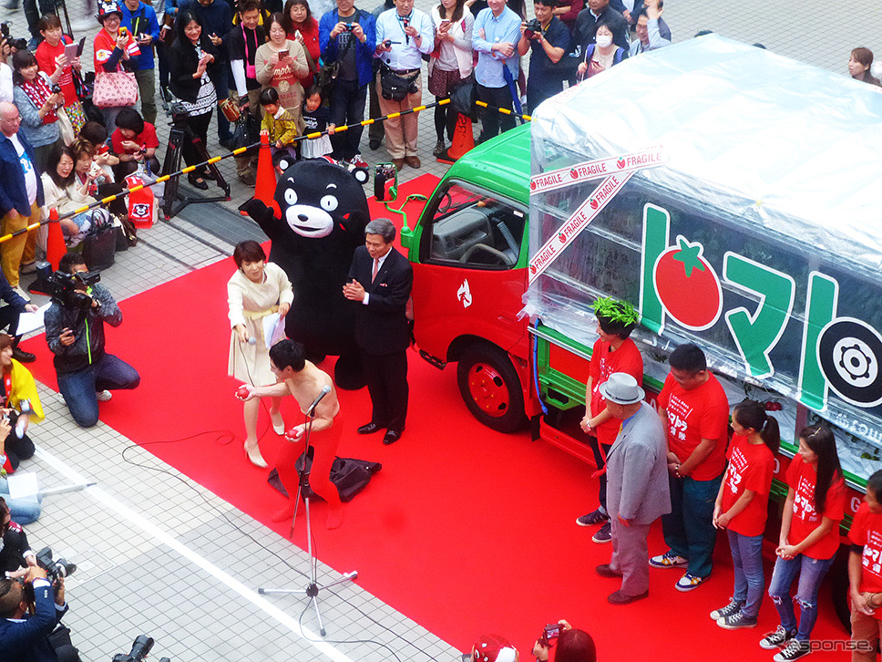 熊本発東京行きトマト畑「トマトラ」が1200kmを走破し無事ゴール。東京・パレットタウンには、くまモンや蒲島郁夫県知事、エスパー伊東が出迎えた