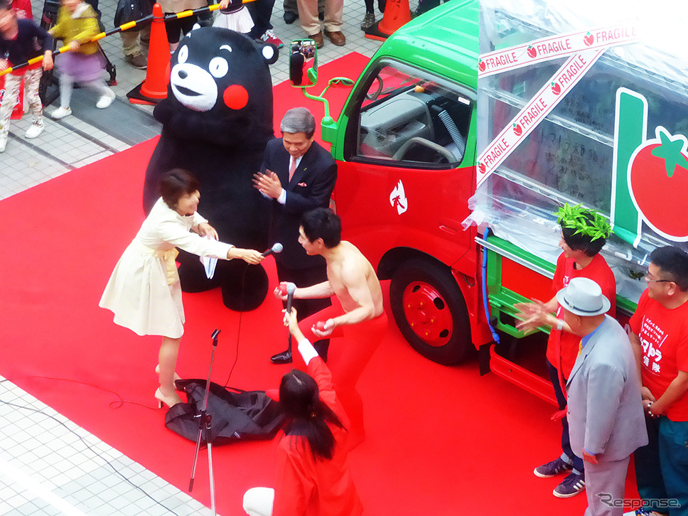 熊本発東京行きトマト畑「トマトラ」が1200kmを走破し無事ゴール。東京・パレットタウンには、くまモンや蒲島郁夫県知事、エスパー伊東が出迎えた