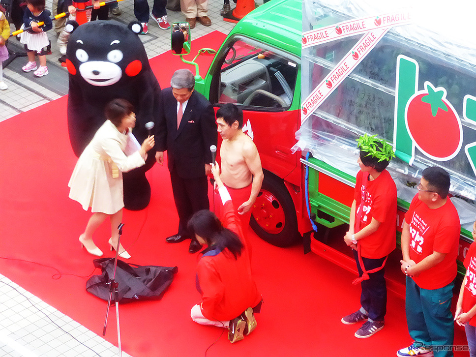 熊本発東京行きトマト畑「トマトラ」が1200kmを走破し無事ゴール。東京・パレットタウンには、くまモンや蒲島郁夫県知事、エスパー伊東が出迎えた