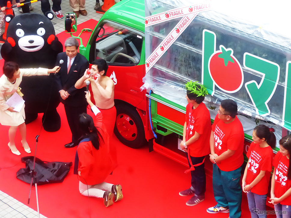 熊本発東京行きトマト畑「トマトラ」が1200kmを走破し無事ゴール。東京・パレットタウンには、くまモンや蒲島郁夫県知事、エスパー伊東が出迎えた