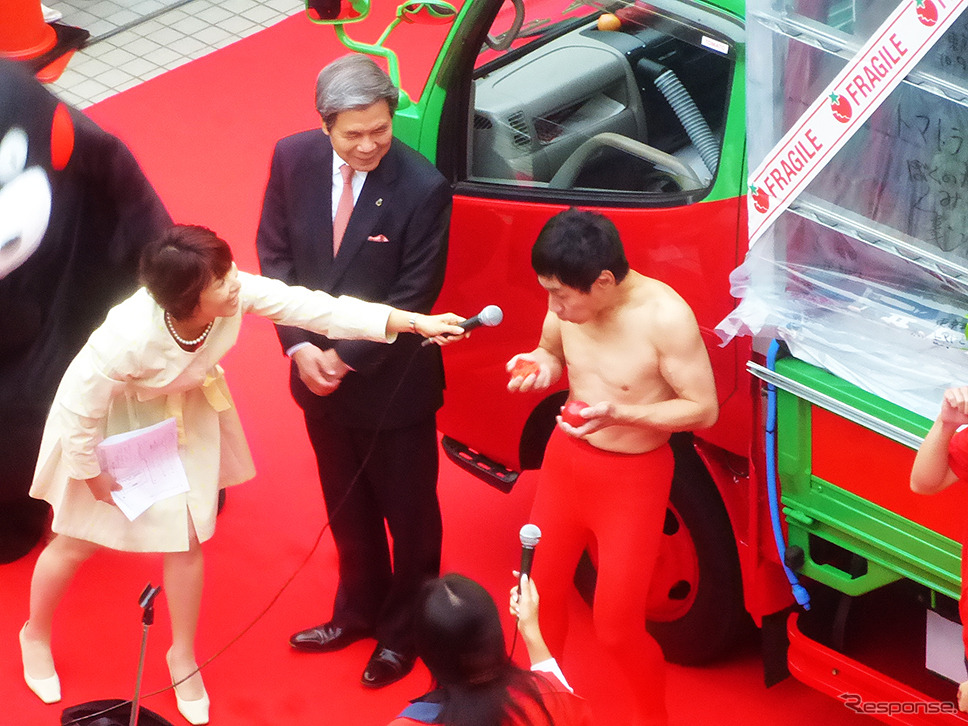 熊本発東京行きトマト畑「トマトラ」が1200kmを走破し無事ゴール。東京・パレットタウンには、くまモンや蒲島郁夫県知事、エスパー伊東が出迎えた
