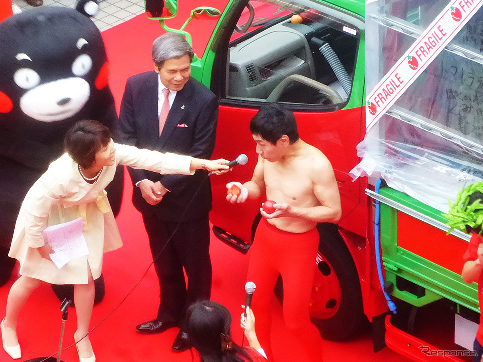 熊本発東京行きトマト畑「トマトラ」が1200kmを走破し無事ゴール。東京・パレットタウンには、くまモンや蒲島郁夫県知事、エスパー伊東が出迎えた