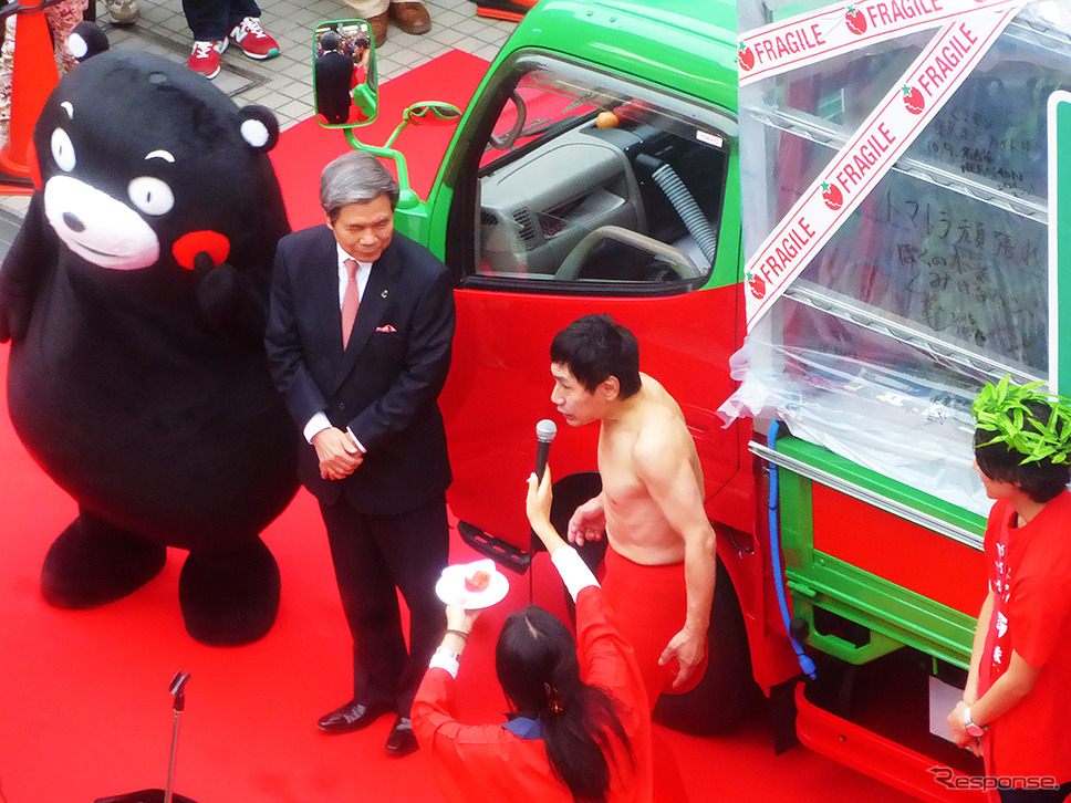 熊本発東京行きトマト畑「トマトラ」が1200kmを走破し無事ゴール。東京・パレットタウンには、くまモンや蒲島郁夫県知事、エスパー伊東が出迎えた