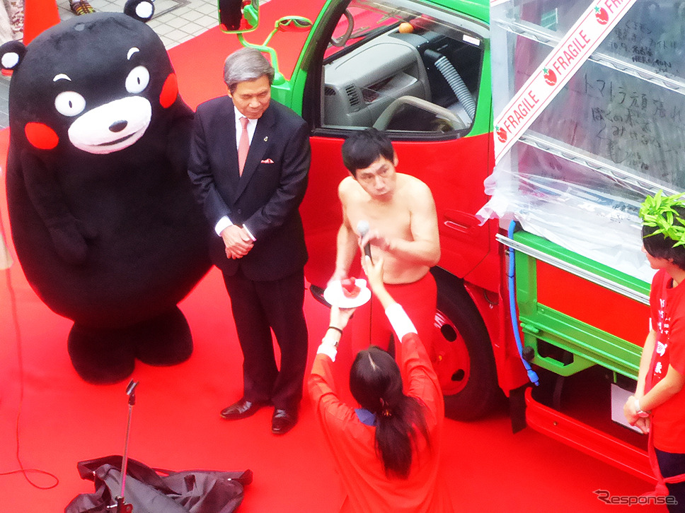 熊本発東京行きトマト畑「トマトラ」が1200kmを走破し無事ゴール。東京・パレットタウンには、くまモンや蒲島郁夫県知事、エスパー伊東が出迎えた