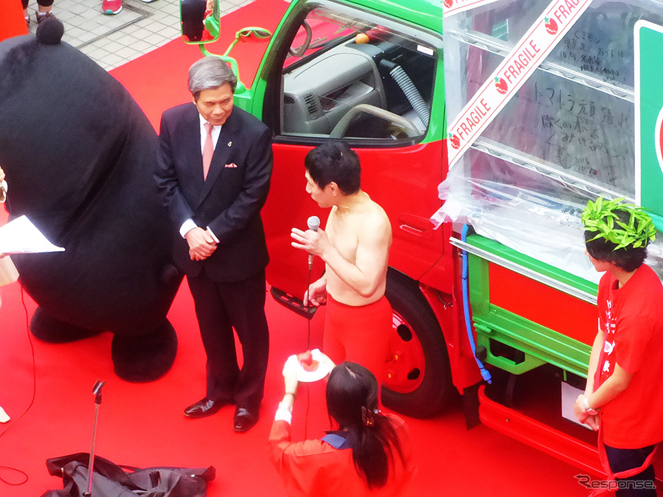 熊本発東京行きトマト畑「トマトラ」が1200kmを走破し無事ゴール。東京・パレットタウンには、くまモンや蒲島郁夫県知事、エスパー伊東が出迎えた