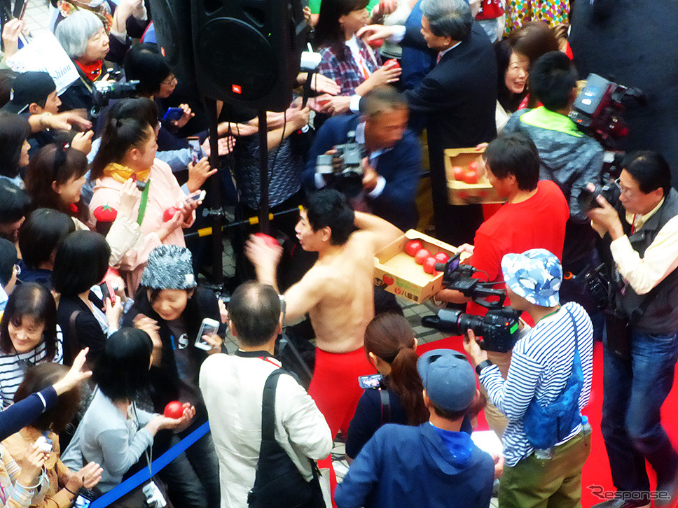 熊本発東京行きトマト畑「トマトラ」が1200kmを走破し無事ゴール。東京・パレットタウンには、くまモンや蒲島郁夫県知事、エスパー伊東が出迎えた