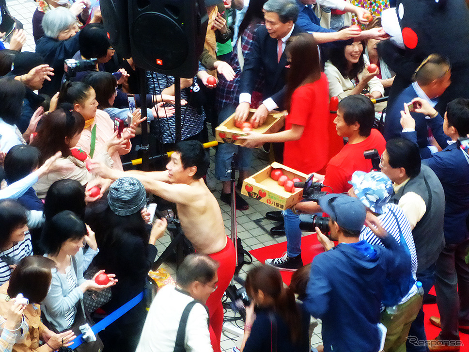 熊本発東京行きトマト畑「トマトラ」が1200kmを走破し無事ゴール。東京・パレットタウンには、くまモンや蒲島郁夫県知事、エスパー伊東が出迎えた