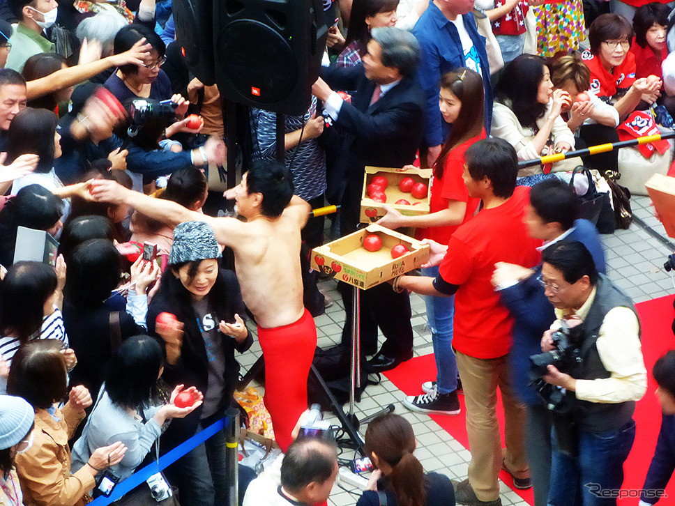 熊本発東京行きトマト畑「トマトラ」が1200kmを走破し無事ゴール。東京・パレットタウンには、くまモンや蒲島郁夫県知事、エスパー伊東が出迎えた