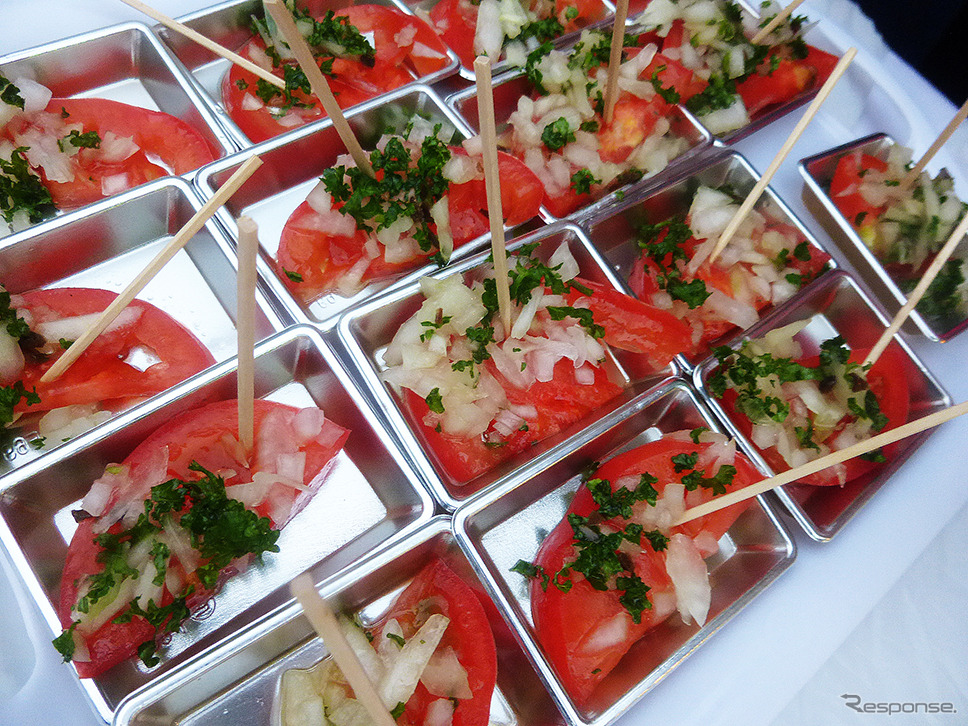 熊本発東京行きトマト畑「トマトラ」が1200kmを走破し無事ゴール。東京・パレットタウンには、くまモンや蒲島郁夫県知事、エスパー伊東が出迎えた