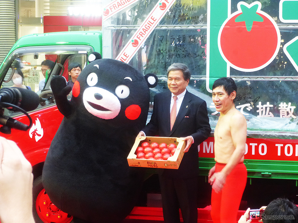 熊本発東京行きトマト畑「トマトラ」が1200kmを走破し無事ゴール。東京・パレットタウンには、くまモンや蒲島郁夫県知事、エスパー伊東が出迎えた
