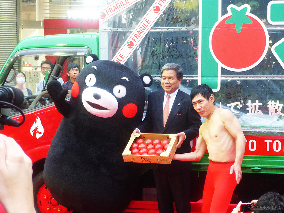 熊本発東京行きトマト畑「トマトラ」が1200kmを走破し無事ゴール。東京・パレットタウンには、くまモンや蒲島郁夫県知事、エスパー伊東が出迎えた