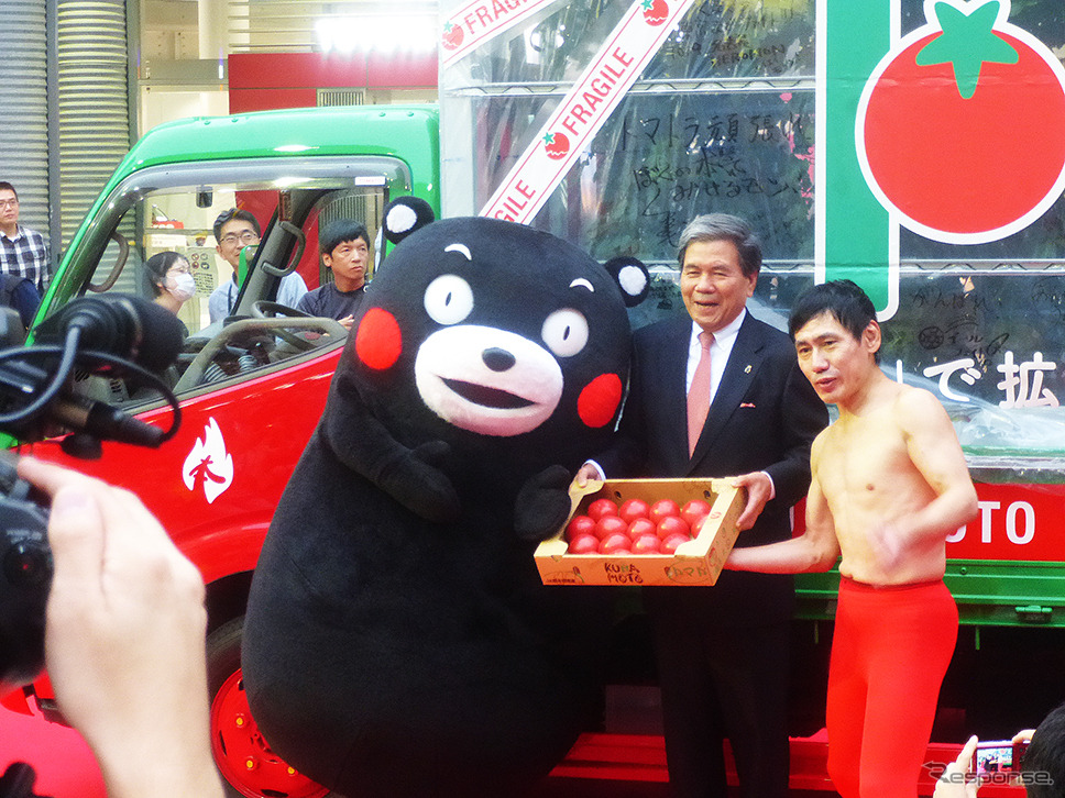 熊本発東京行きトマト畑「トマトラ」が1200kmを走破し無事ゴール。東京・パレットタウンには、くまモンや蒲島郁夫県知事、エスパー伊東が出迎えた