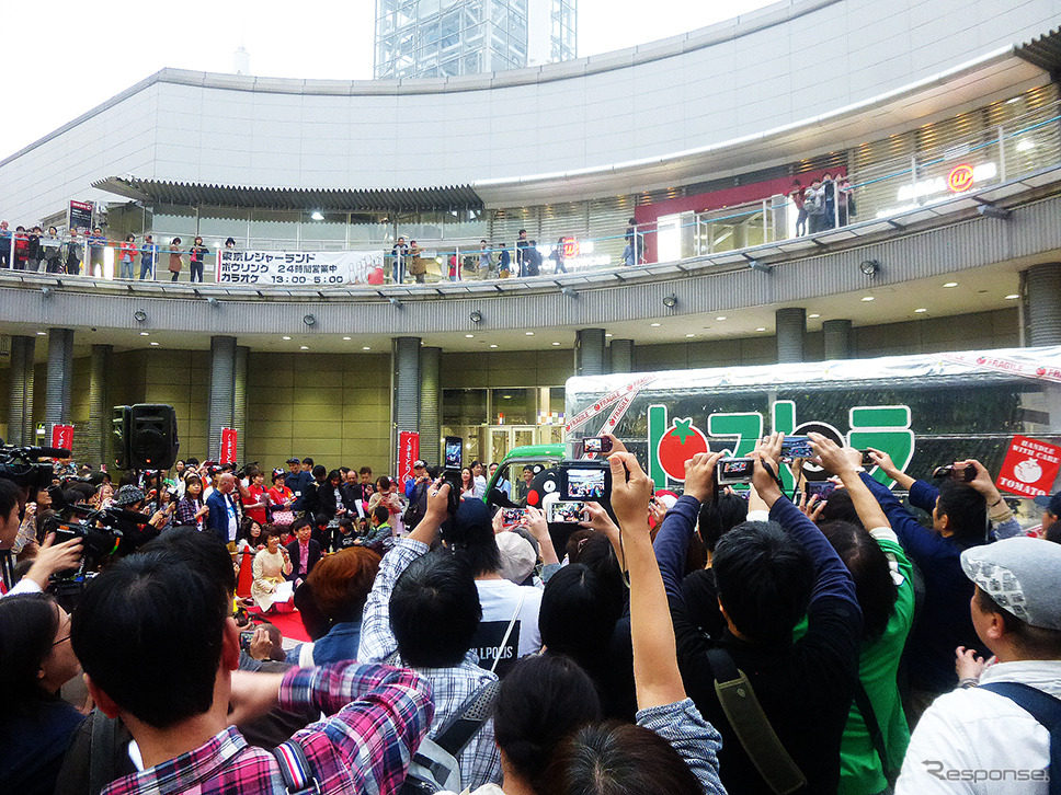 熊本発東京行きトマト畑「トマトラ」が1200kmを走破し無事ゴール。東京・パレットタウンには、くまモンや蒲島郁夫県知事、エスパー伊東が出迎えた