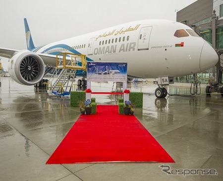 ボーイング、オマーン航空に787ドリームライナー初号機を納入