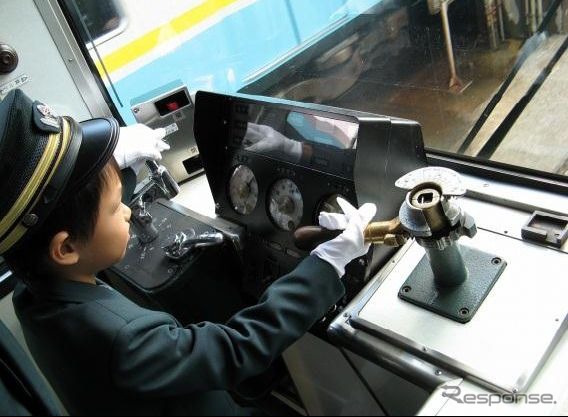 大津線感謝祭での電車運転体験の様子。