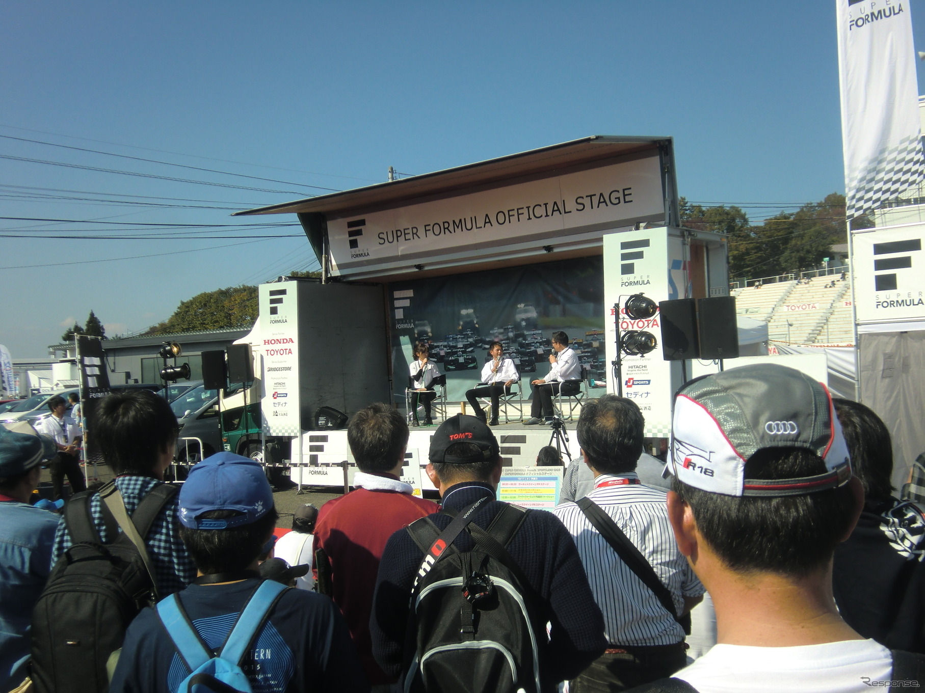 イベントブースも盛り上がるスーパーフォーミュラSUGO戦。このカテゴリーで4回チャンピオンになった経歴をもち、SUPER GTでは今も第一線で活躍中の本山哲選手のトークショーも開催された。