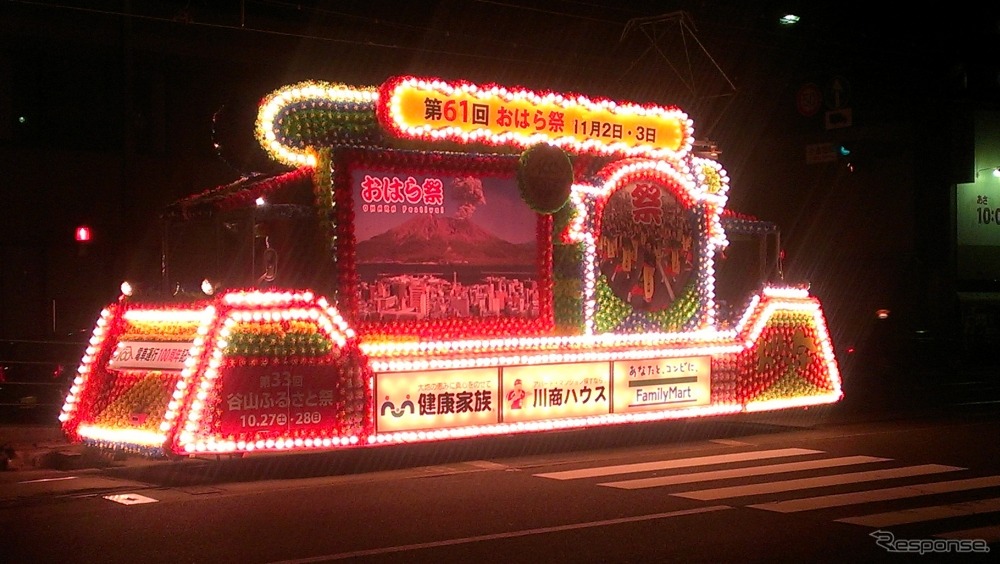 鹿児島市交通局は今年も「おはら祭」にあわせ花電車を運行する。写真は2012年の花電車。