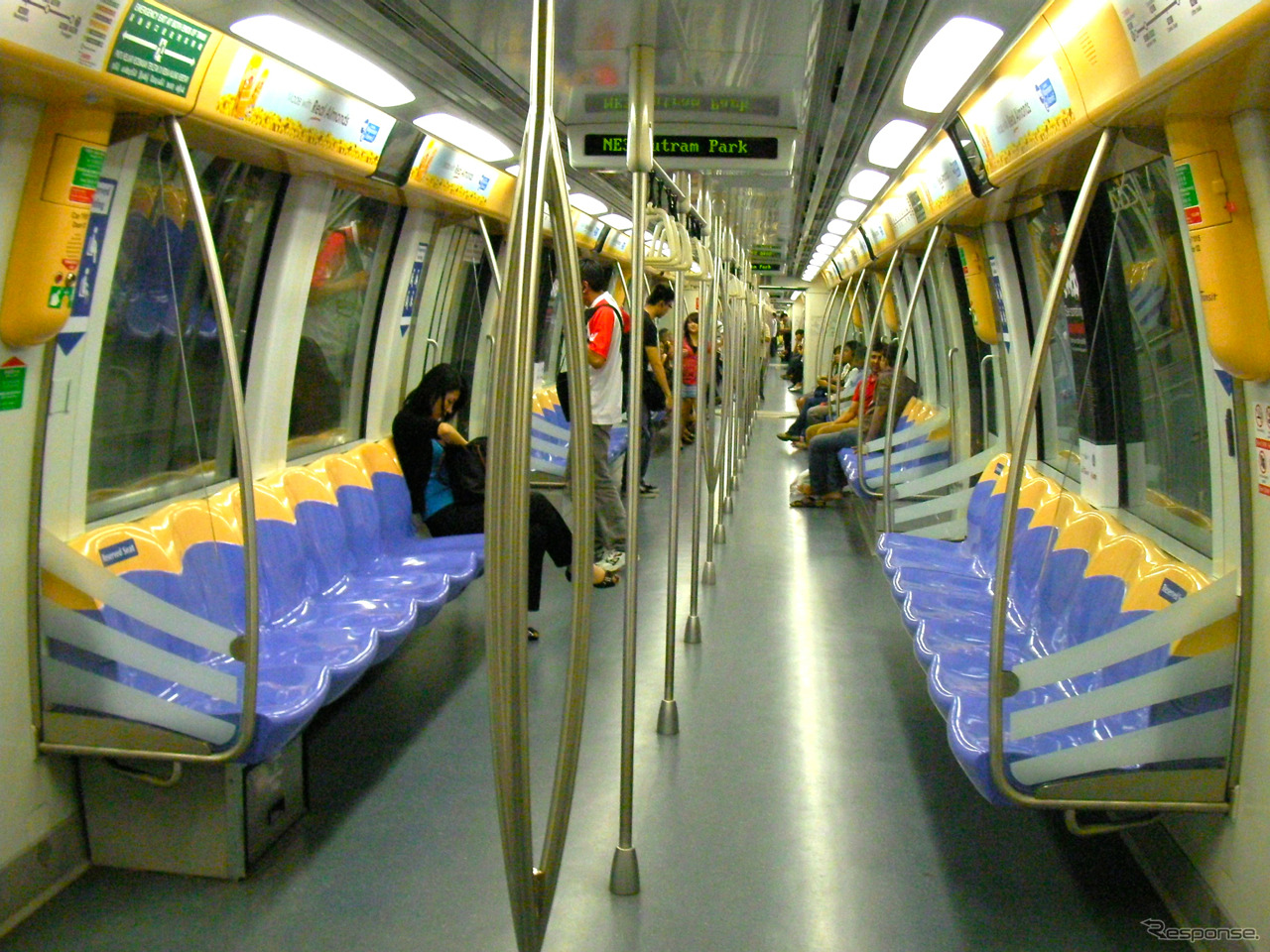 海外では無線式制御システムの普及が進んでいる。新交通システムを除く一般の鉄道としては世界で最も早く2003年にCBTCを導入し、完全無人運転を行っているシンガポールのMRT北東線の車内
