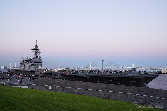 ヘリコプター搭載型護衛艦「いずも」、横浜港に登場［写真蔵］