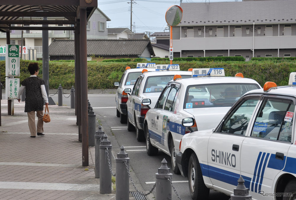 過疎地などでの交通手段として、「ライドシェア（相乗り）」を認める規制緩和へ検討（写真はイメージ）