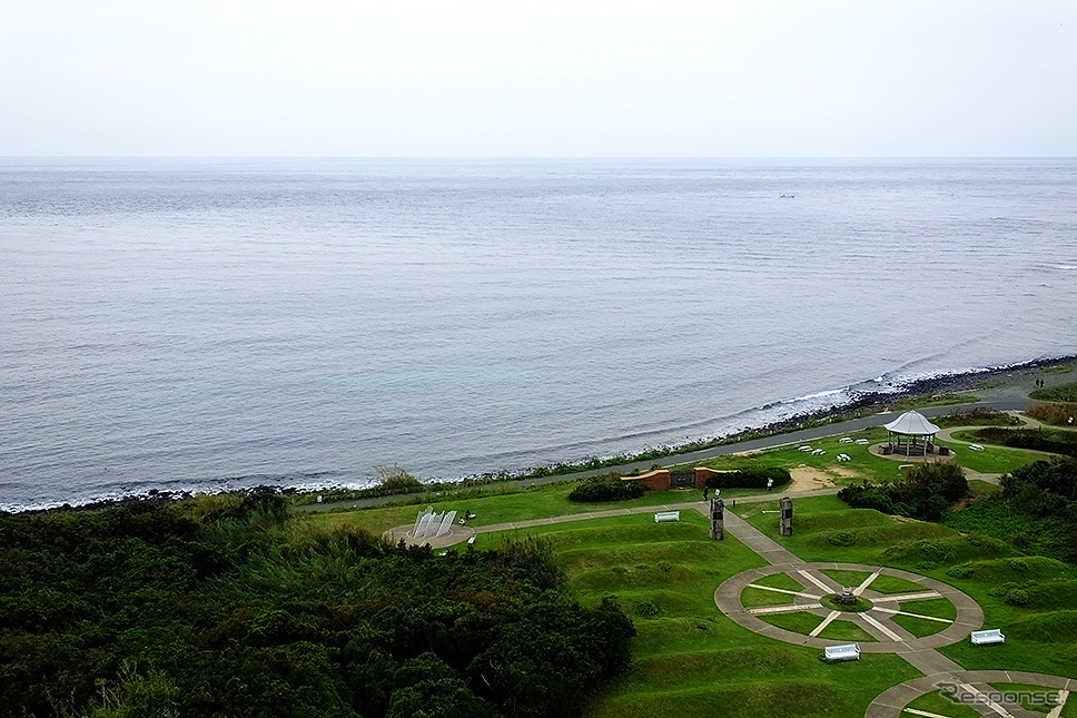 角島灯台は昼間、らせん階段を伝って灯塔項部までのぼることができる