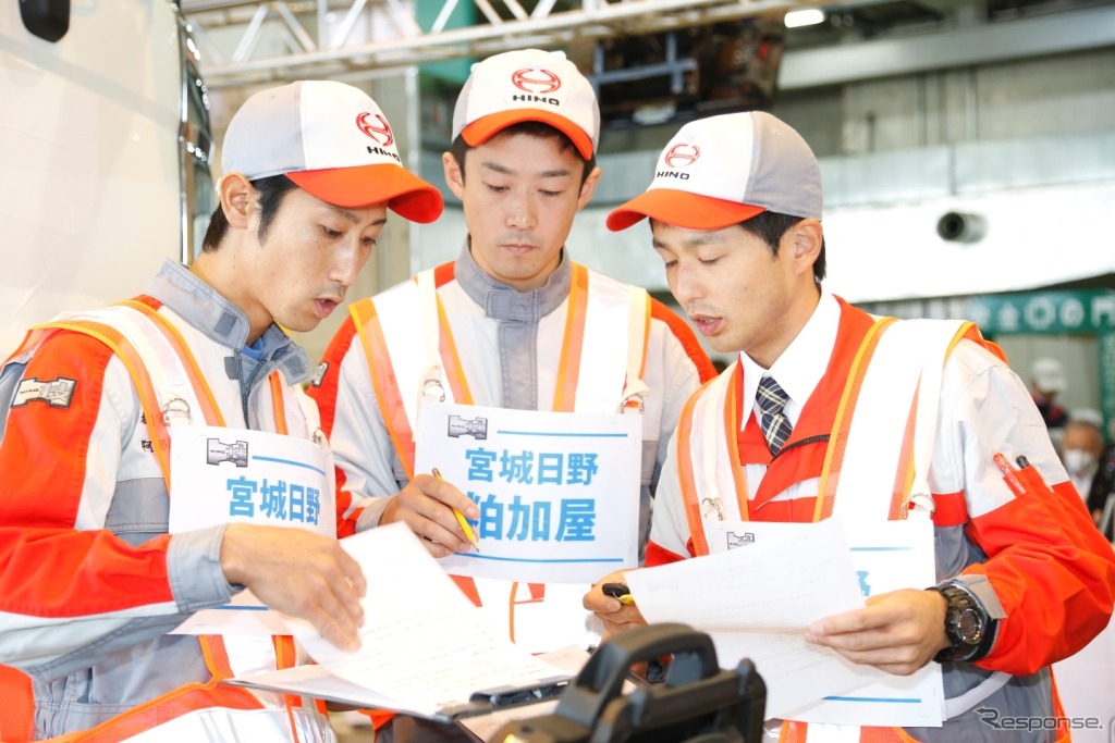 日野販社サービス技術コンクールの競技風景