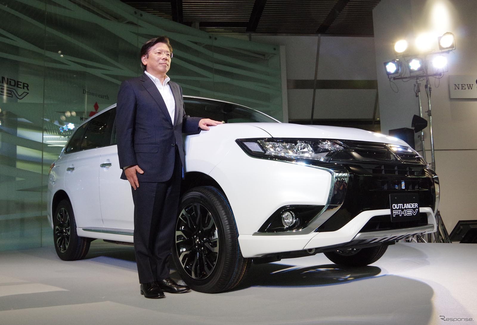 三菱 アウトランダーPHEV 改良新型と相川哲郎社長（資料画像）