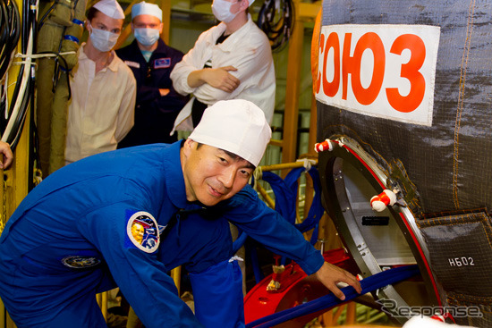 ソユーズ宇宙船に乗り込む油井宇宙飛行士