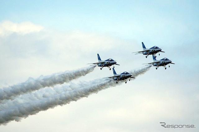 例年30万人近い人が集まる入間基地航空祭。ブルーインパルスは基地の外でも見られるので、無理して入らなくとも大丈夫。