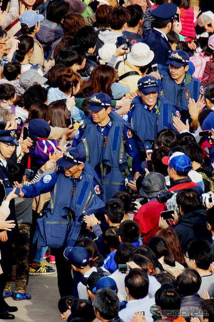 昨年は観客の間をハイタッチしながら戻った。今年はどうなるか。