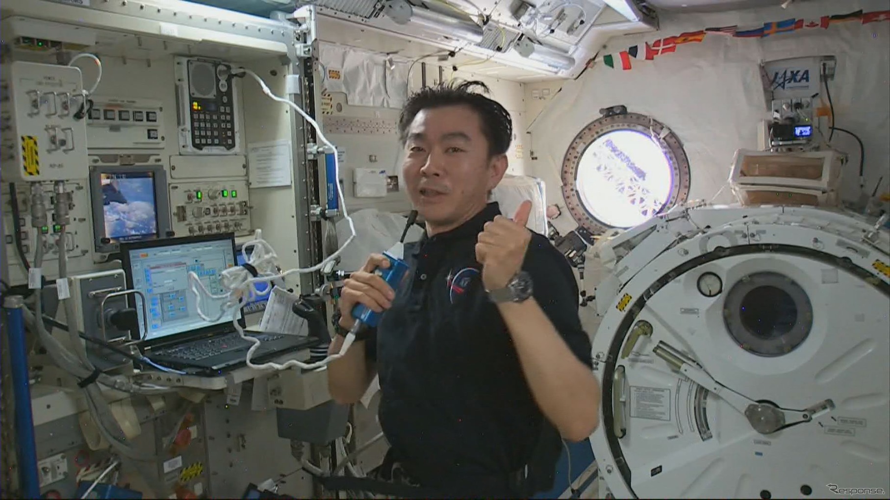 S-CUBE放出後、「きぼう」から放出の成功を伝える油井宇宙飛行士