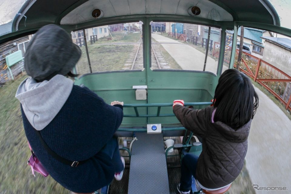 狩勝高原エコトロッコ鉄道のトロッコ運転風景。足漕ぎ式だが、女性と子供にとっては少々きつい運動になっていたようだ。