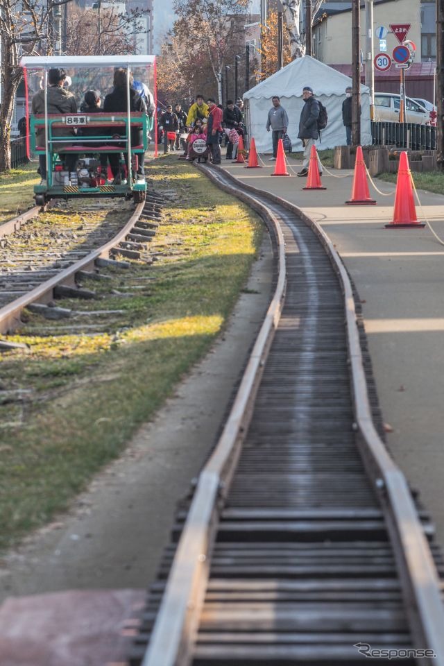 Aコースの1067mm軌間を走るトロッコ王国美深のトロッコ（左）と森のトロッコ鉄道エコレール（右）。森のトロッコ鉄道の軌間は1067mm軌間の3分の1にも満たない狭いもの。