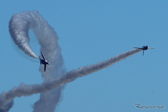 秋空を駆けるブルーインパルス、入間基地航空祭で20万人を魅了［写真蔵］