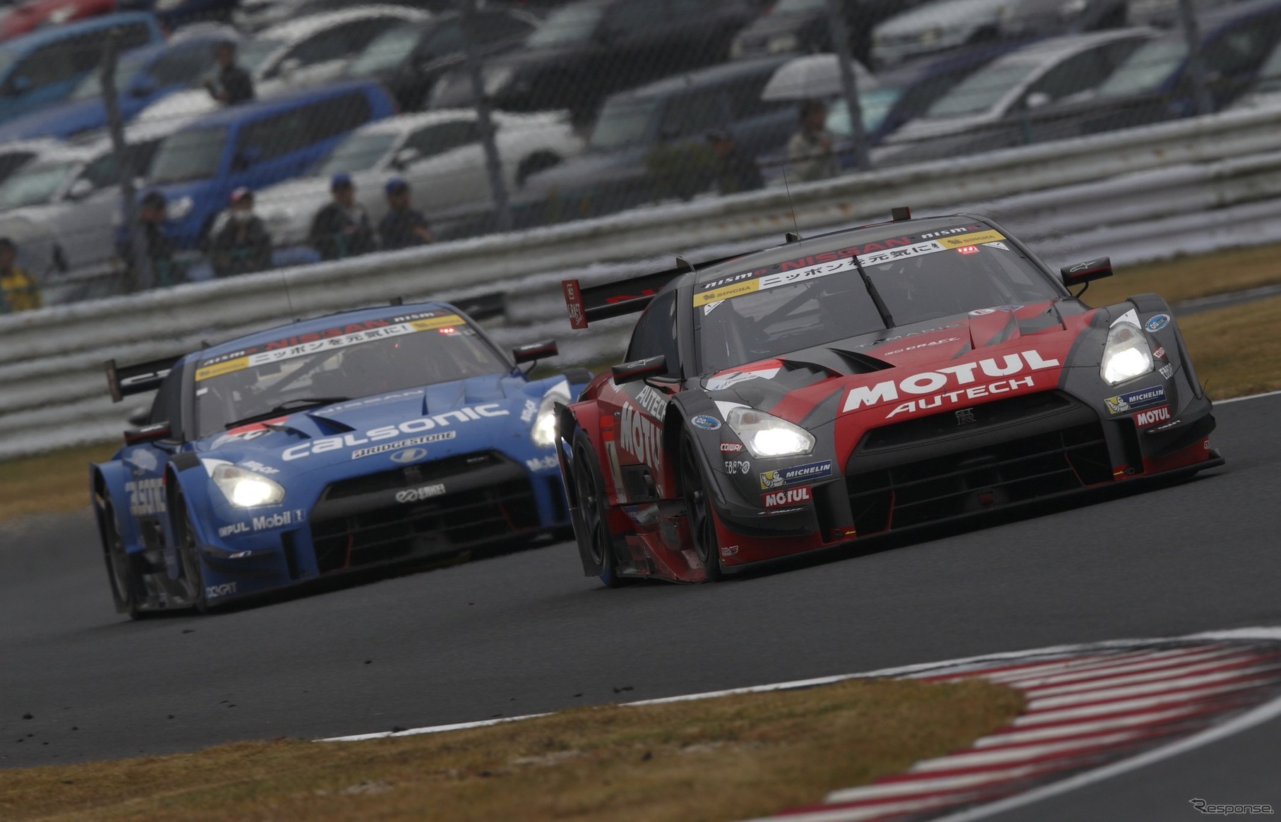 現在GT500ドライバーズランキング首位の#12 GT-R（後方）と、2点差で追うランク2位の#1 GT-R（前）。