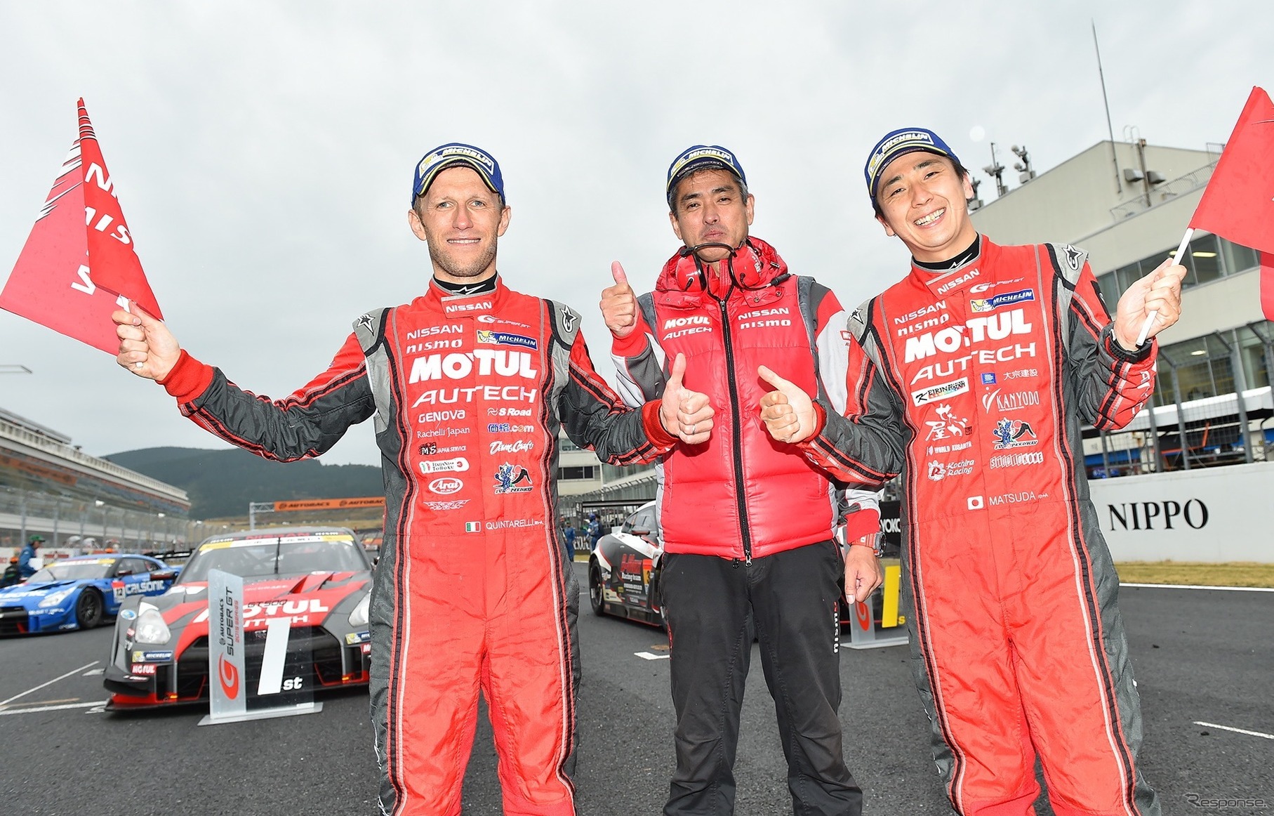 第7戦に勝利した#1 GT-R。左からクインタレッリ、鈴木豊ニスモ監督、松田次生。