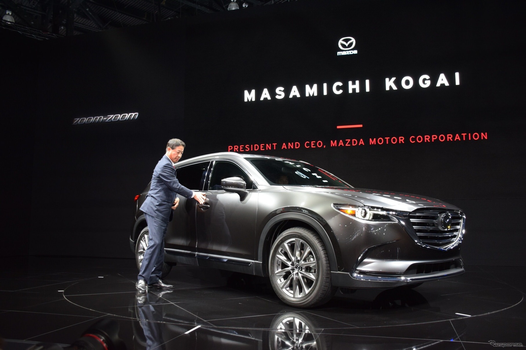 CX-9から出て来る小飼社長（ロサンゼルスモーターショー15）