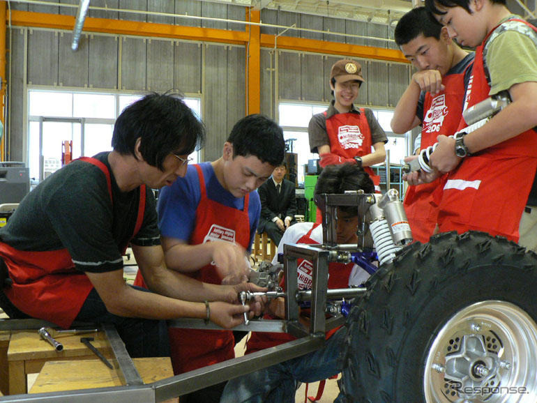 【中学生ハイブリッド教室】シャシーを組み立てる