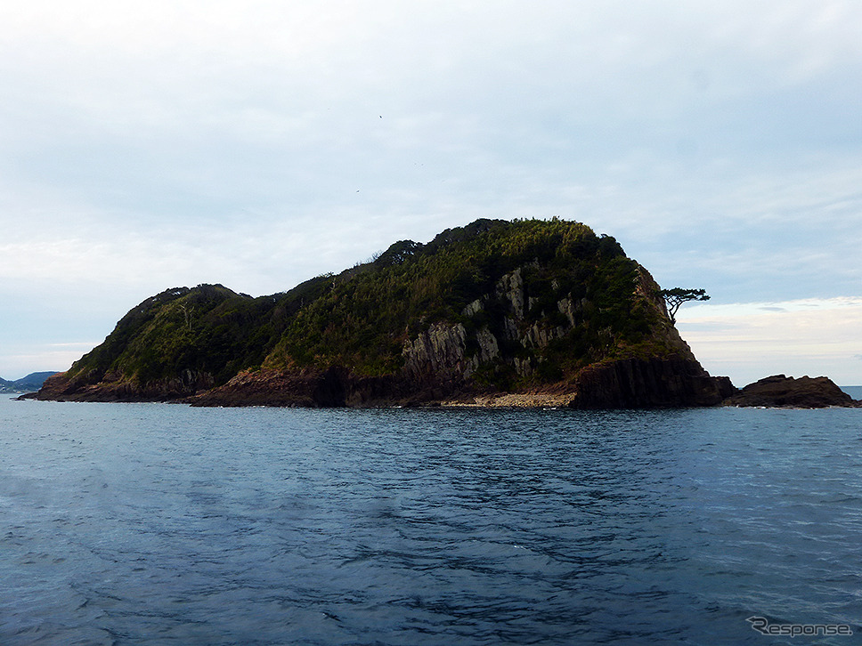 「長崎の教会群とキリスト教関連遺産」の2016年世界遺産登録にあわせて11月中旬に行われた試験運航「中江ノ島クルーズ船」。キリシタンの重要な聖地と位置づけられる「中江ノ島」が見えてきた