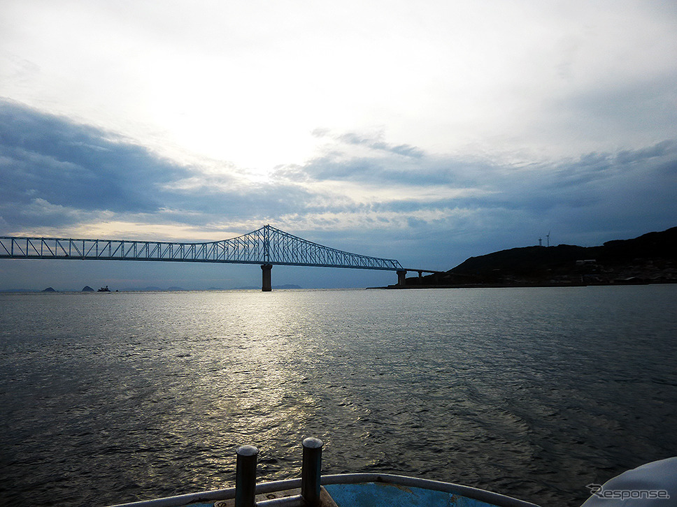 「長崎の教会群とキリスト教関連遺産」の2016年世界遺産登録にあわせて11月中旬に行われた試験運航「中江ノ島クルーズ船」。長崎本土と生月島を結ぶ生月大橋が見えてきた