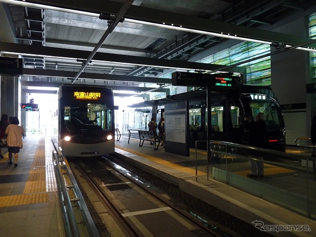 今年3月に開業した富山軌道線の富山駅停留場。第2期区間の整備により富山港線との接続が図られる。