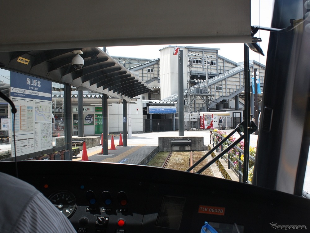 富山駅北停留場に到着した富山ライトレールの電車内から軌道の終端部を望む。ここから高架化された在来線の線路下に入る軌道が新設される。