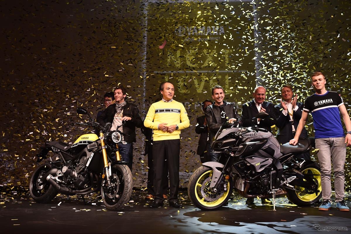 写真左、XSR900とヴァレンティーノ・ロッシ。右、MT-10とホルヘ・ロレンソ。