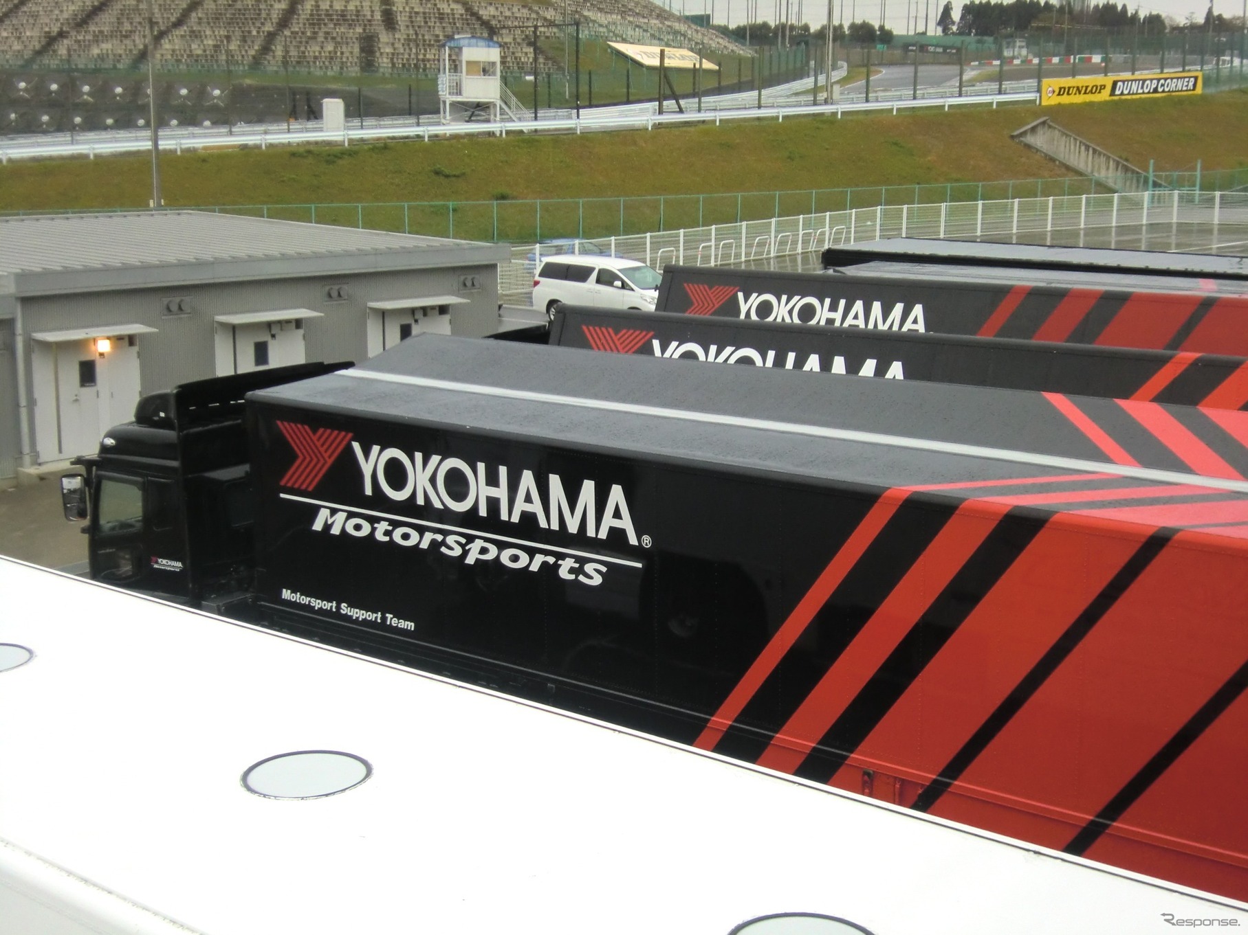 ヨコハマのトランスポーターは、お馴染みの赤黒カラーリング。