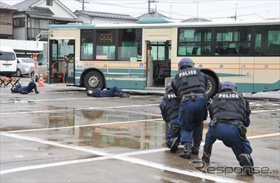 バスジャックによるサリン散布を想定した警視庁石神井署の国際テロ訓練（26日・練馬区）