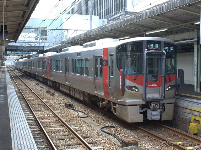 JR西日本は恒例の元日限定フリー切符を発売。JR西日本の全線が自由に乗り降りできる。写真は広島地区の普通列車。